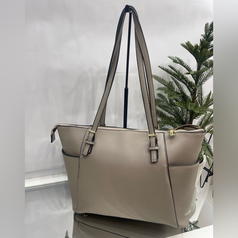 Michal Kors Leather Bag - Picture 3 of 13